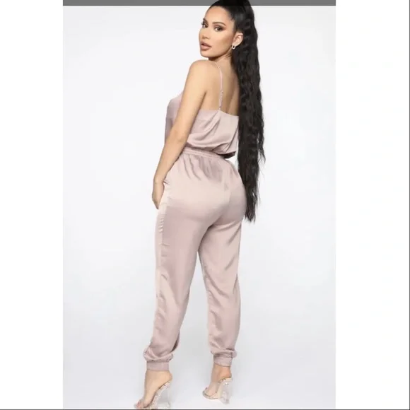 Satin like jumpsuit - Picture 2 of 3